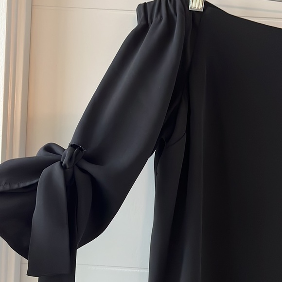 Aritzia Malik off the shoulder top - Picture 3 of 7